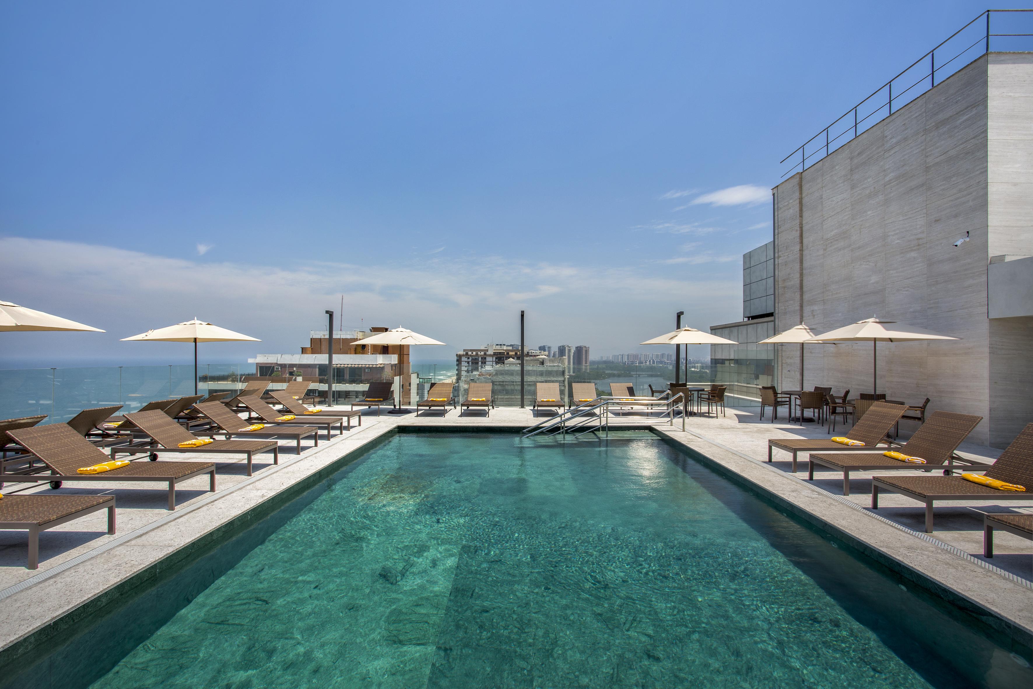 Windsor Marapendi Hotel Rio de Janeiro Bagian luar foto The rooftop pool at the hotel